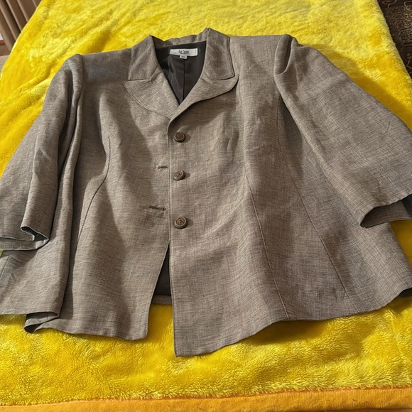 Women’s two piece suit by Le Suit.  Size 22W with back zipper.  Beige - Picture 2 of 3